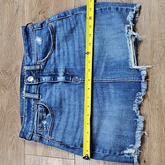 American Eagle Super Stretch Medium Wash Distressed Denim Frayed Hem Mini Skirt - Picture 14 of 15